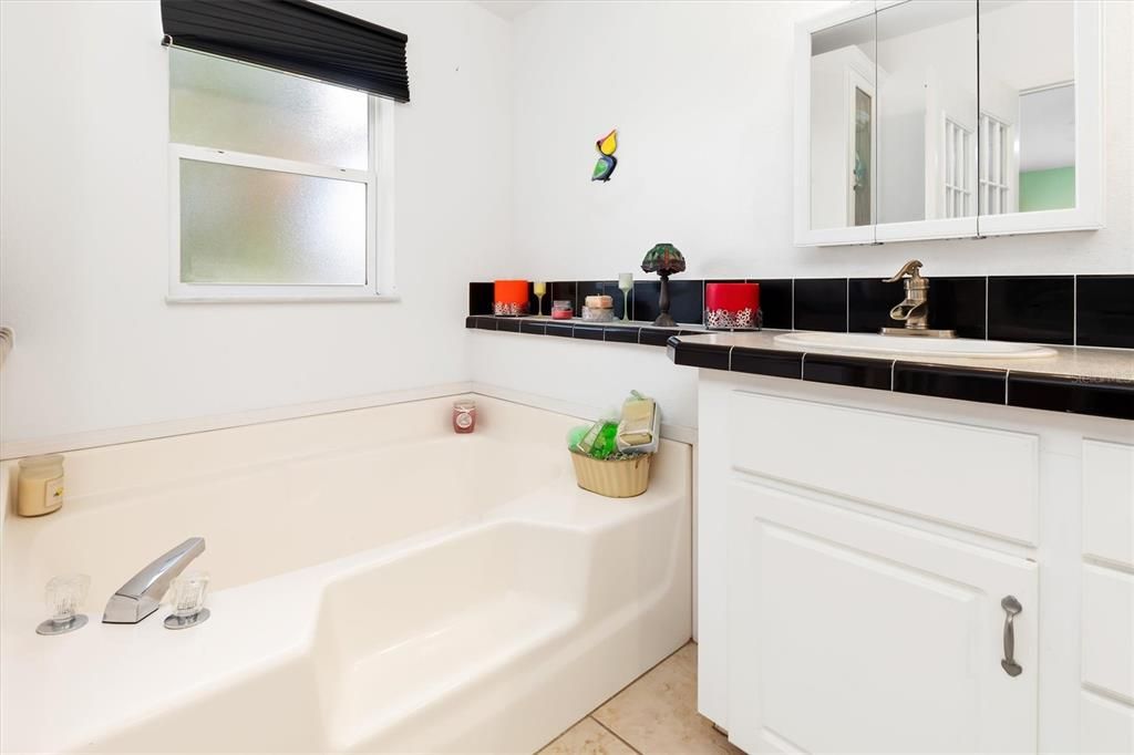 Active With Contract: $275,000 (2 beds, 2 baths, 1922 Square Feet)