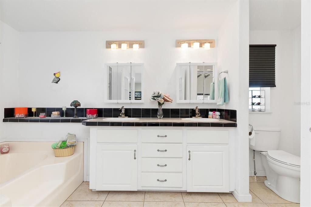 Active With Contract: $275,000 (2 beds, 2 baths, 1922 Square Feet)