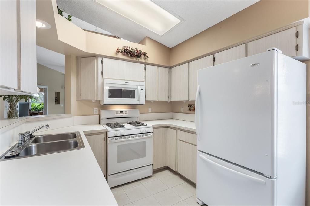 Active With Contract: $225,000 (2 beds, 2 baths, 1293 Square Feet)