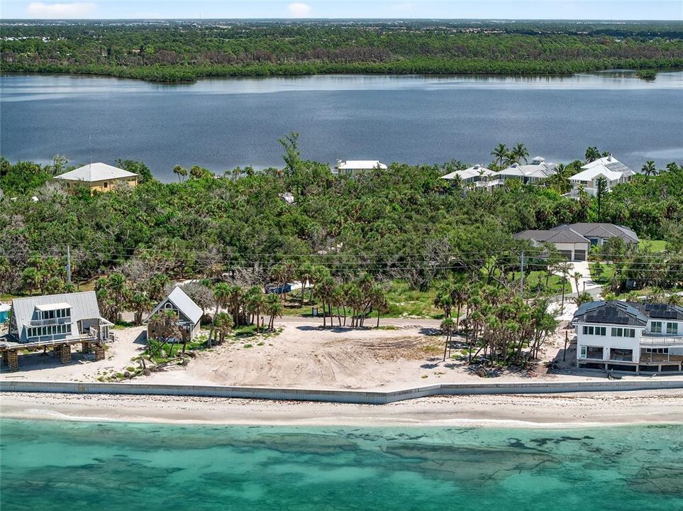 На продажу: $1,990,000 (0.44 acres)