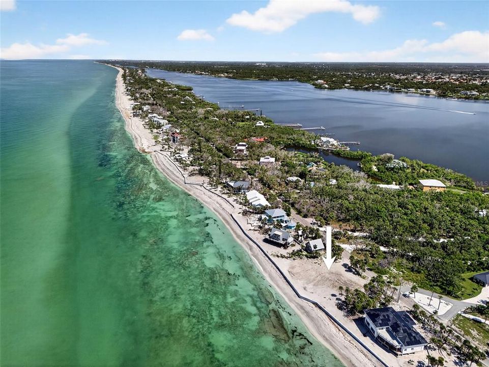 На продажу: $1,990,000 (0.44 acres)