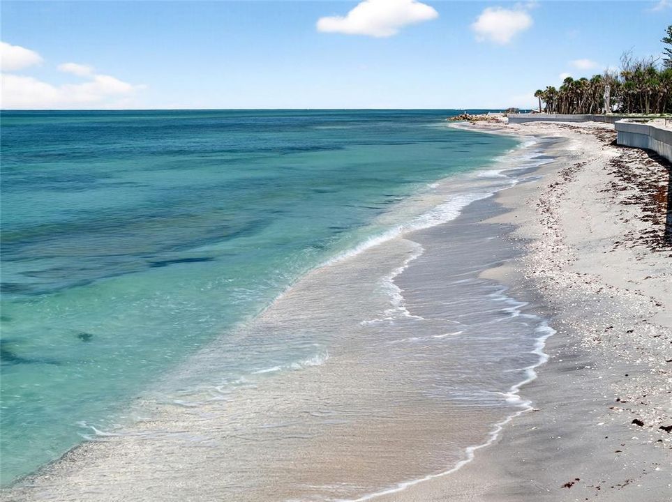 На продажу: $1,990,000 (0.44 acres)