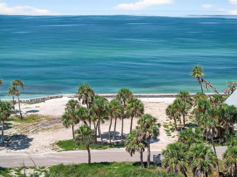 На продажу: $1,990,000 (0.44 acres)