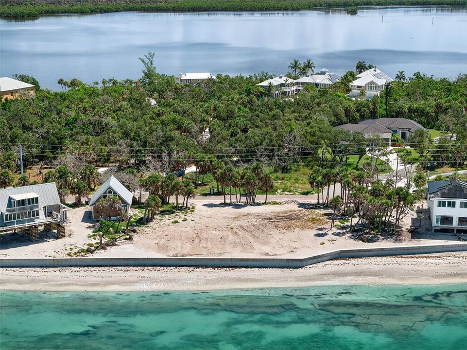 На продажу: $1,990,000 (0.44 acres)