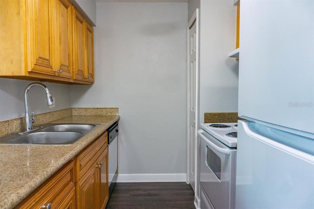 For Sale: $157,900 (2 beds, 2 baths, 918 Square Feet)