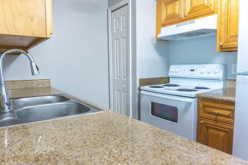 For Sale: $157,900 (2 beds, 2 baths, 918 Square Feet)