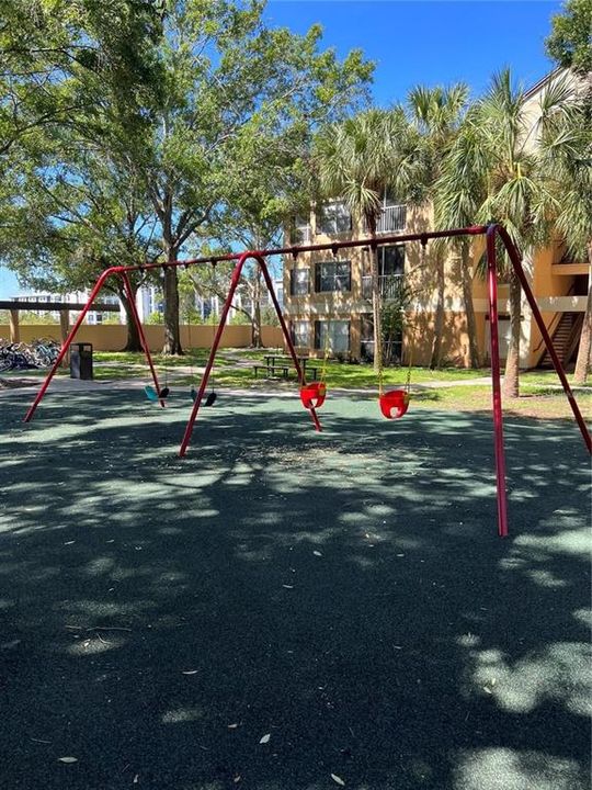 合同活跃: $275,000 (3 贝兹, 2 浴室, 1193 平方英尺)