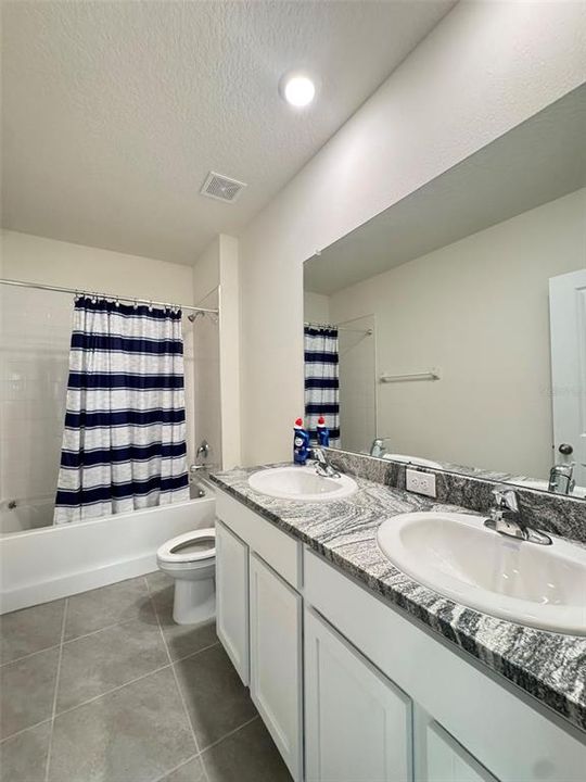 合同活跃: $2,850 (5 贝兹, 3 浴室, 2447 平方英尺)