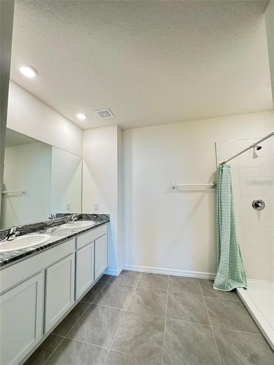 合同活跃: $2,850 (5 贝兹, 3 浴室, 2447 平方英尺)