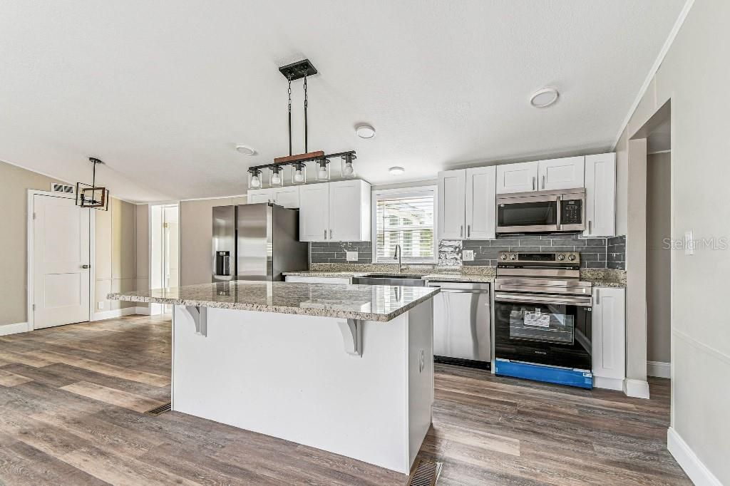 Под контрактом: $349,996 (5 спален, 2 ванн, 2094 Квадратных фут)