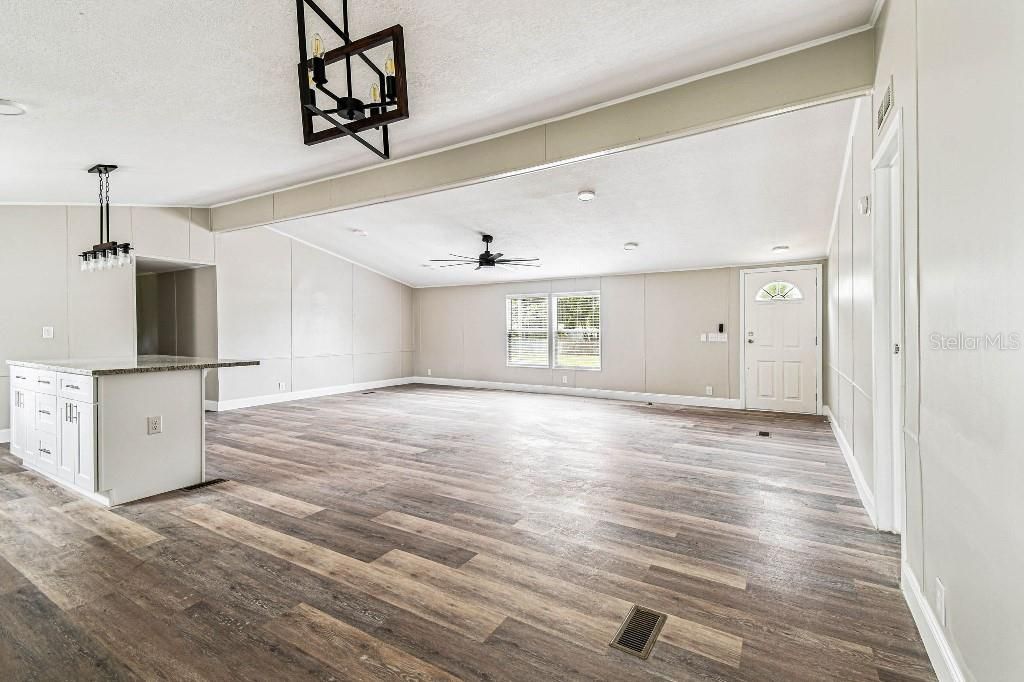 Под контрактом: $349,996 (5 спален, 2 ванн, 2094 Квадратных фут)