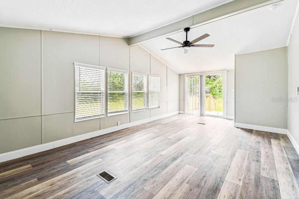 Под контрактом: $349,996 (5 спален, 2 ванн, 2094 Квадратных фут)