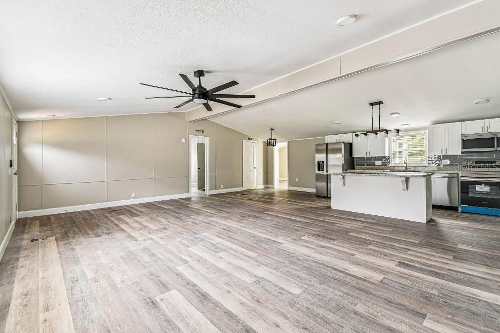 Под контрактом: $349,996 (5 спален, 2 ванн, 2094 Квадратных фут)