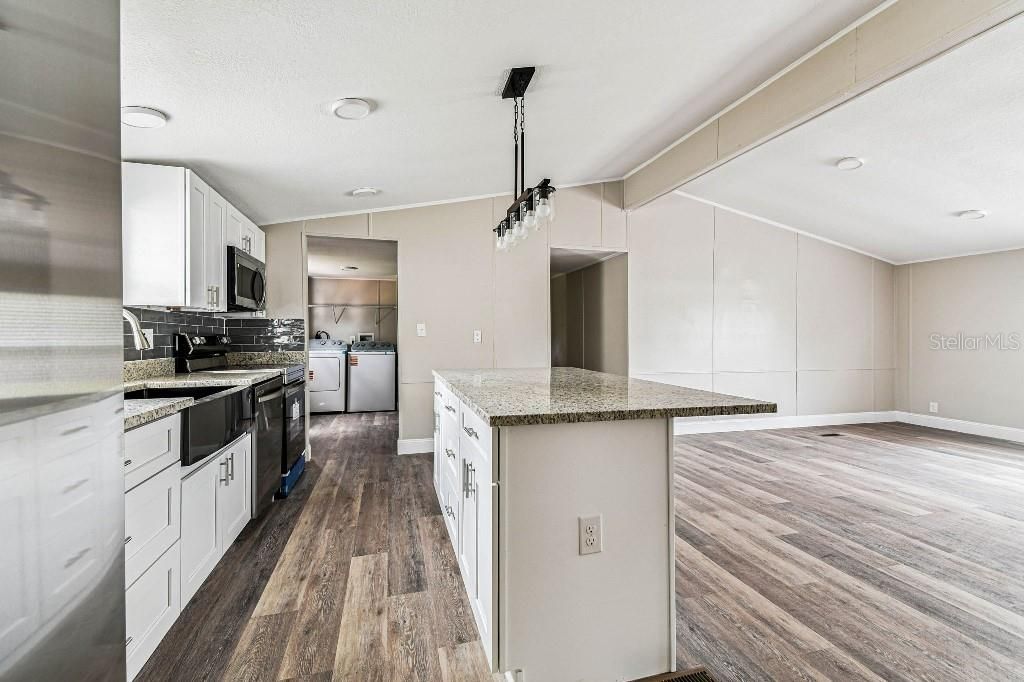 Под контрактом: $349,996 (5 спален, 2 ванн, 2094 Квадратных фут)