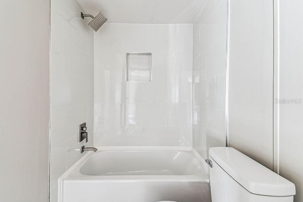 Под контрактом: $349,996 (5 спален, 2 ванн, 2094 Квадратных фут)