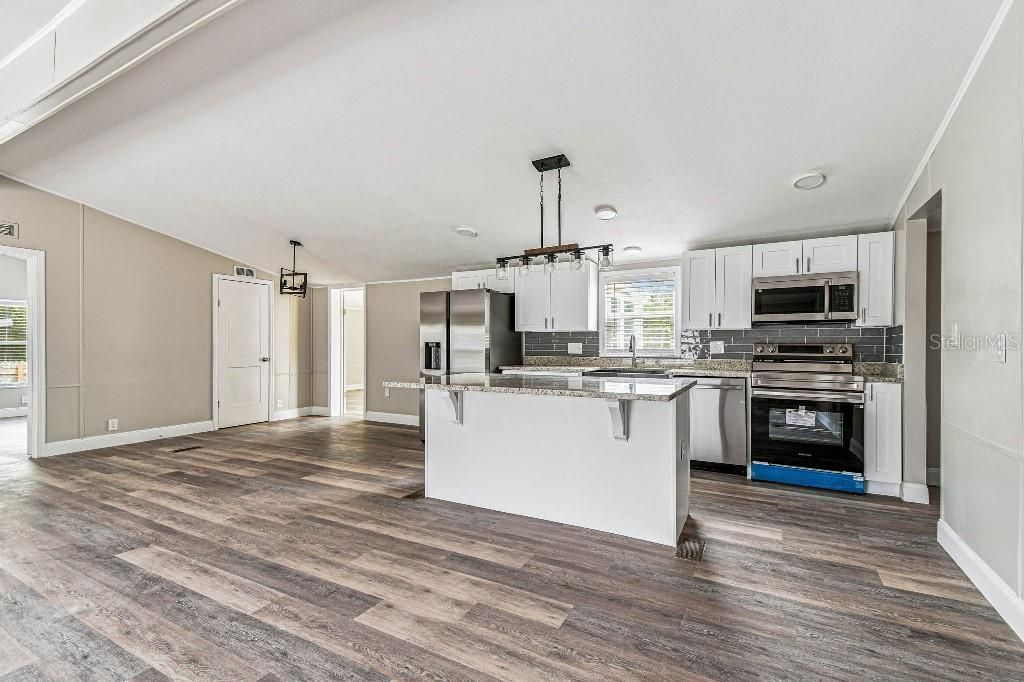 Под контрактом: $349,996 (5 спален, 2 ванн, 2094 Квадратных фут)