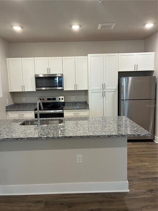 For Rent: $1,495 (1 beds, 1 baths, 871 Square Feet)