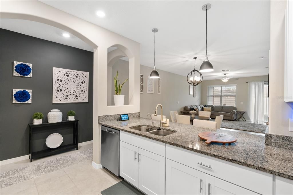 На продажу: $269,000 (3 спален, 2 ванн, 1796 Квадратных фут)