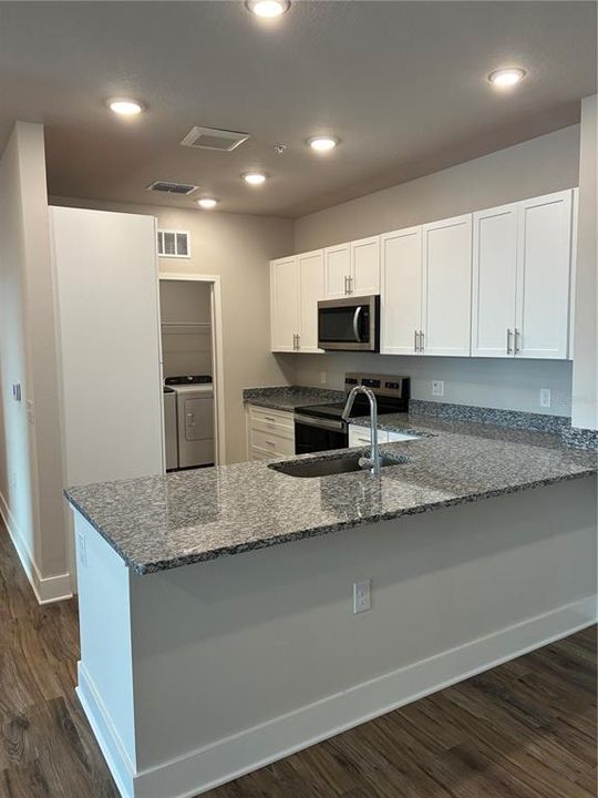 For Rent: $1,560 (1 beds, 1 baths, 963 Square Feet)