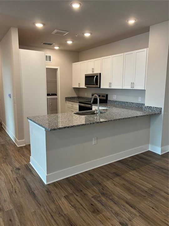 For Rent: $1,560 (1 beds, 1 baths, 963 Square Feet)