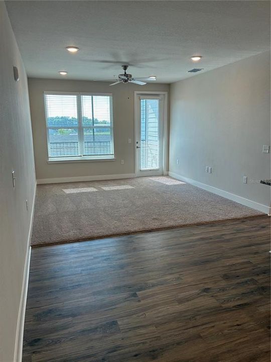 For Rent: $1,560 (1 beds, 1 baths, 963 Square Feet)