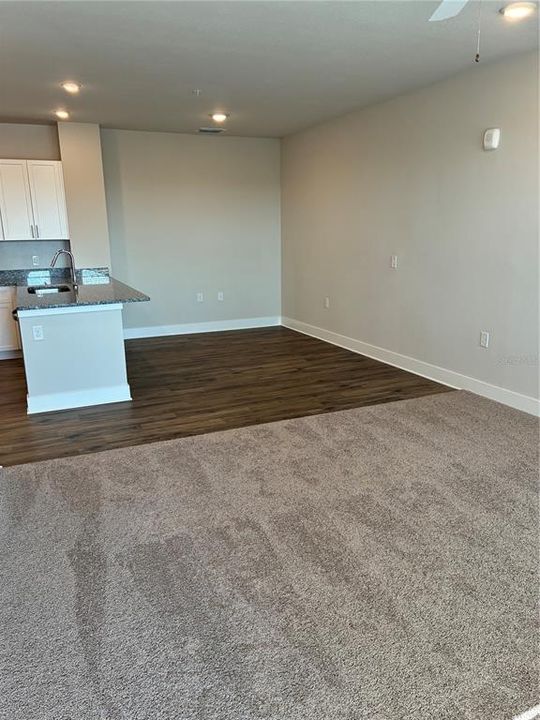 For Rent: $1,560 (1 beds, 1 baths, 963 Square Feet)