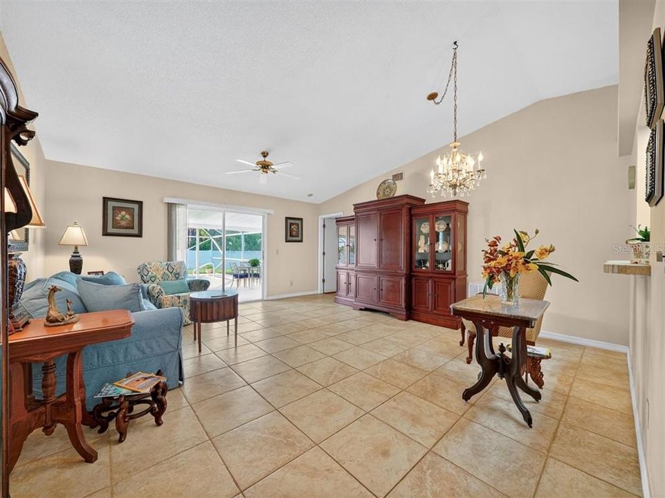 合同活跃: $310,000 (3 贝兹, 2 浴室, 1192 平方英尺)