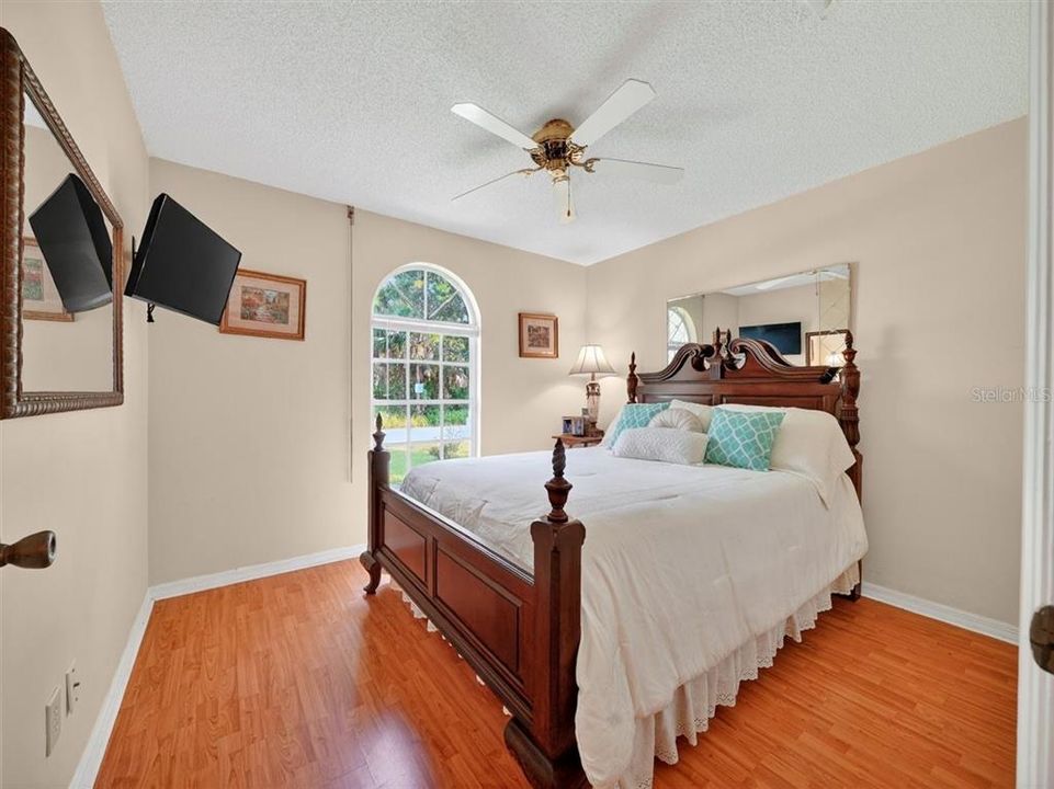 合同活跃: $310,000 (3 贝兹, 2 浴室, 1192 平方英尺)