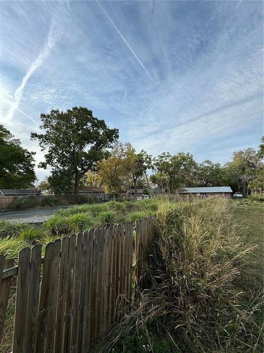 На продажу: $749,000 (0.66 acres)