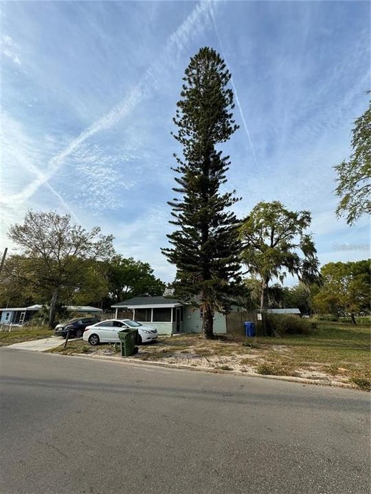 На продажу: $749,000 (0.66 acres)