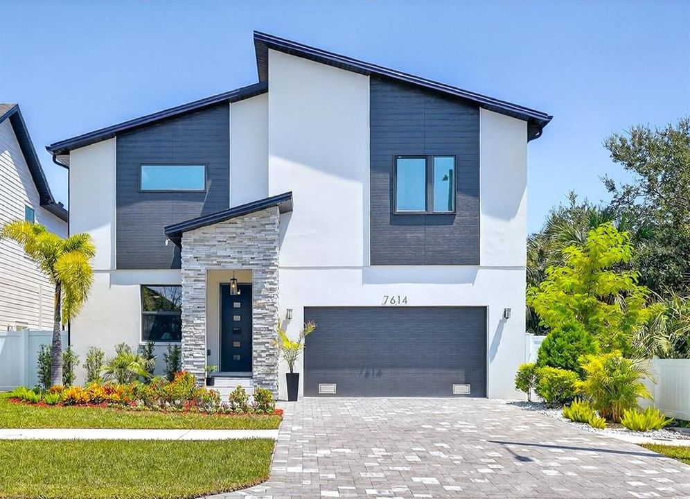 Active With Contract: $899,900 (5 beds, 3 baths, 3152 Square Feet)