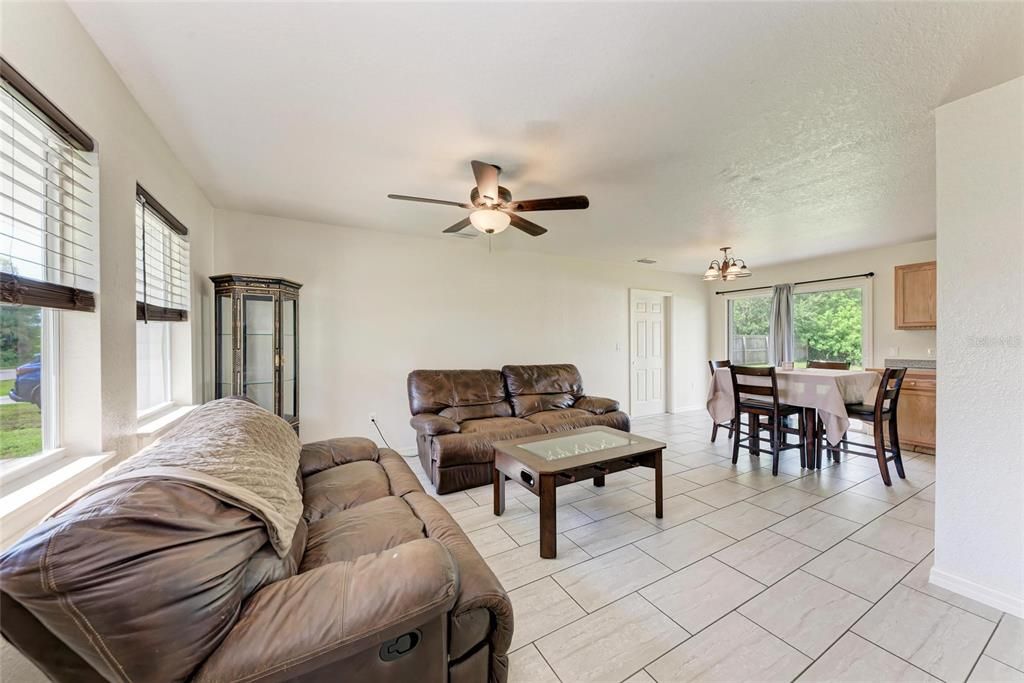 Active With Contract: $222,400 (3 beds, 2 baths, 1088 Square Feet)