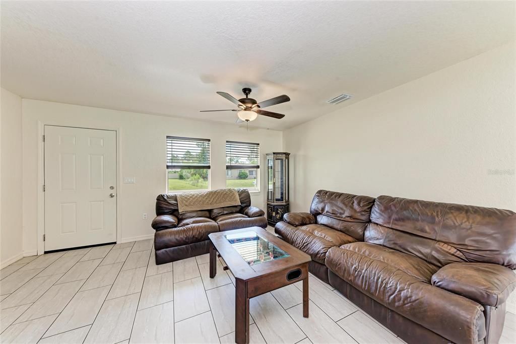 Active With Contract: $222,400 (3 beds, 2 baths, 1088 Square Feet)