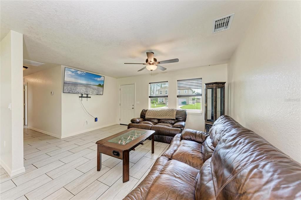 Active With Contract: $222,400 (3 beds, 2 baths, 1088 Square Feet)