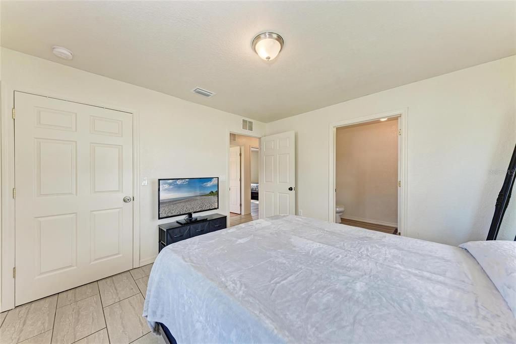 Active With Contract: $222,400 (3 beds, 2 baths, 1088 Square Feet)