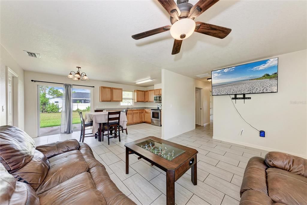 Active With Contract: $222,400 (3 beds, 2 baths, 1088 Square Feet)