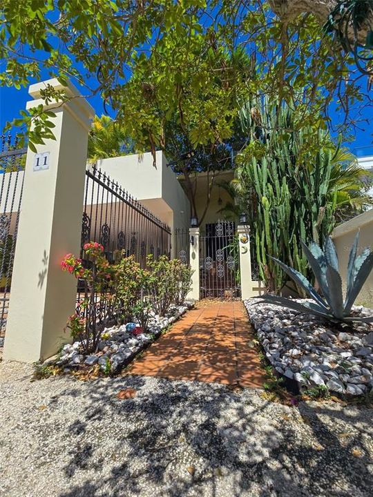 Vendido Recientemente: $1,199,000 (4 camas, 3 baños, 2805 Pies cuadrados)