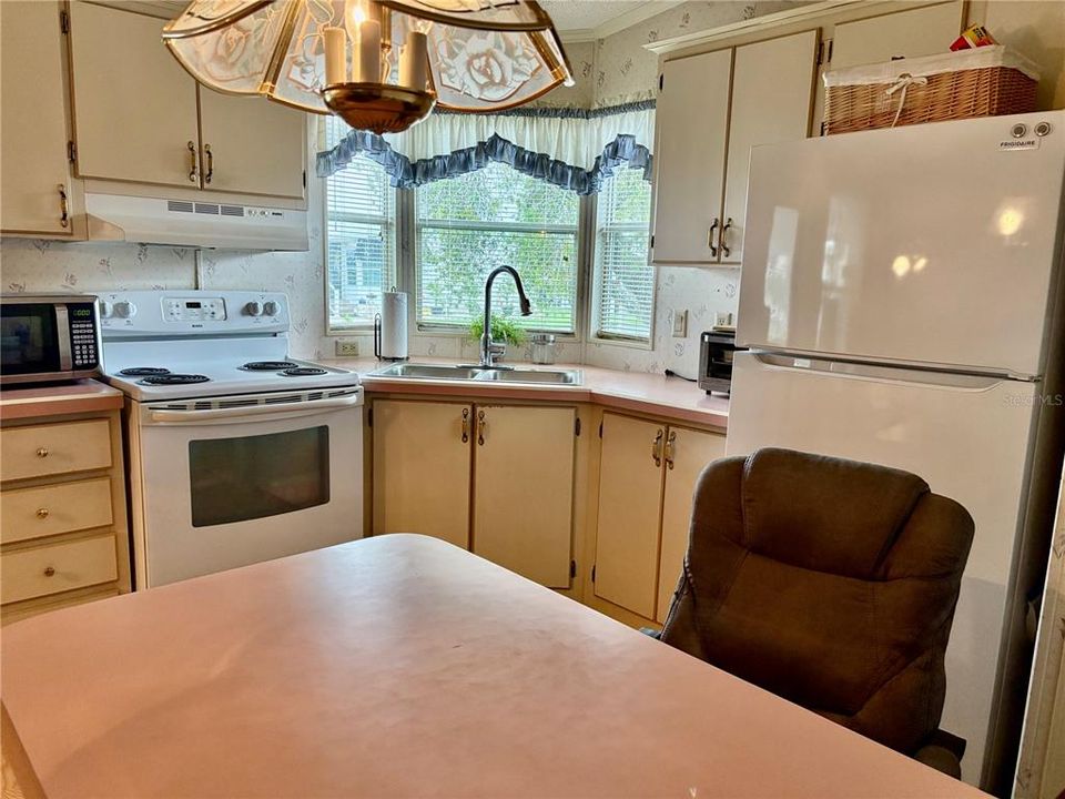 Active With Contract: $135,000 (2 beds, 2 baths, 736 Square Feet)