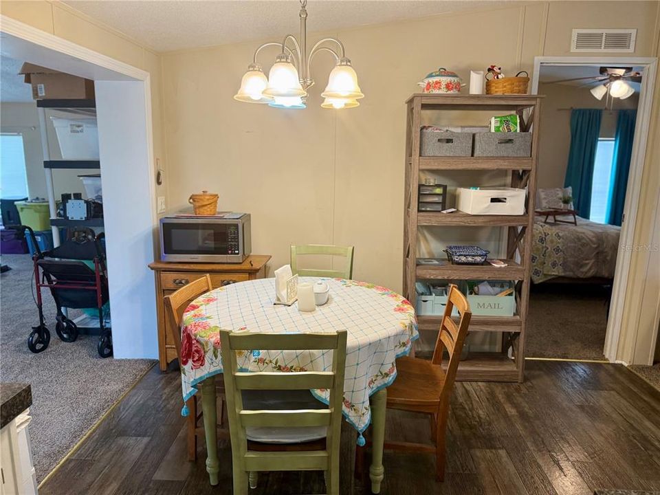 待售: $170,000 (2 贝兹, 2 浴室, 1280 平方英尺)