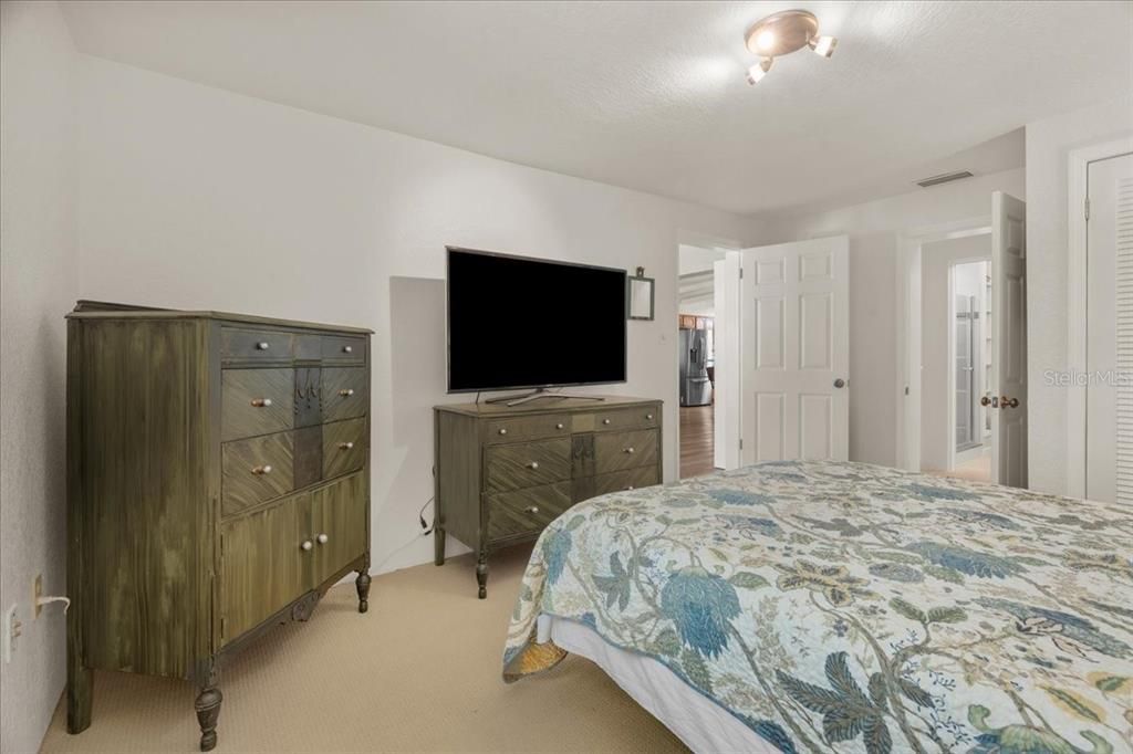 For Sale: $356,500 (3 beds, 2 baths, 1646 Square Feet)