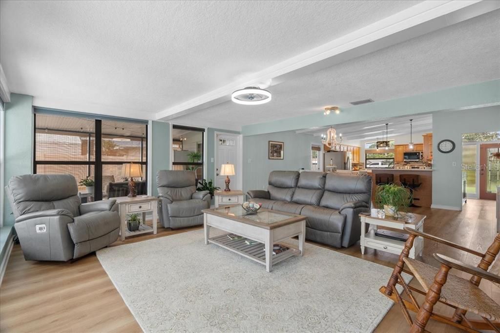 For Sale: $356,500 (3 beds, 2 baths, 1646 Square Feet)