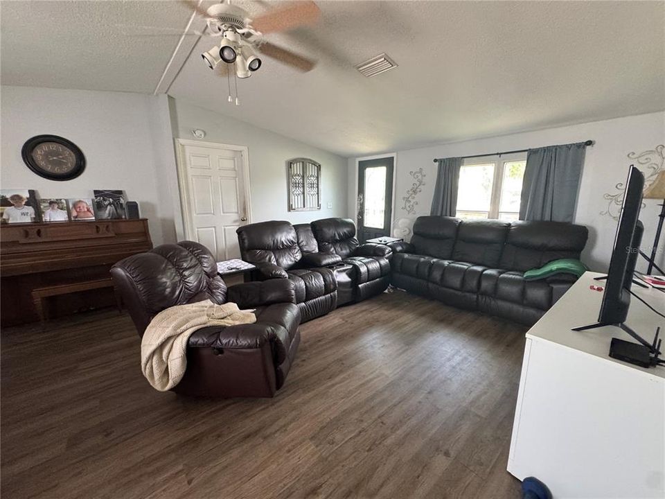 Active With Contract: $149,900 (4 beds, 2 baths, 1728 Square Feet)