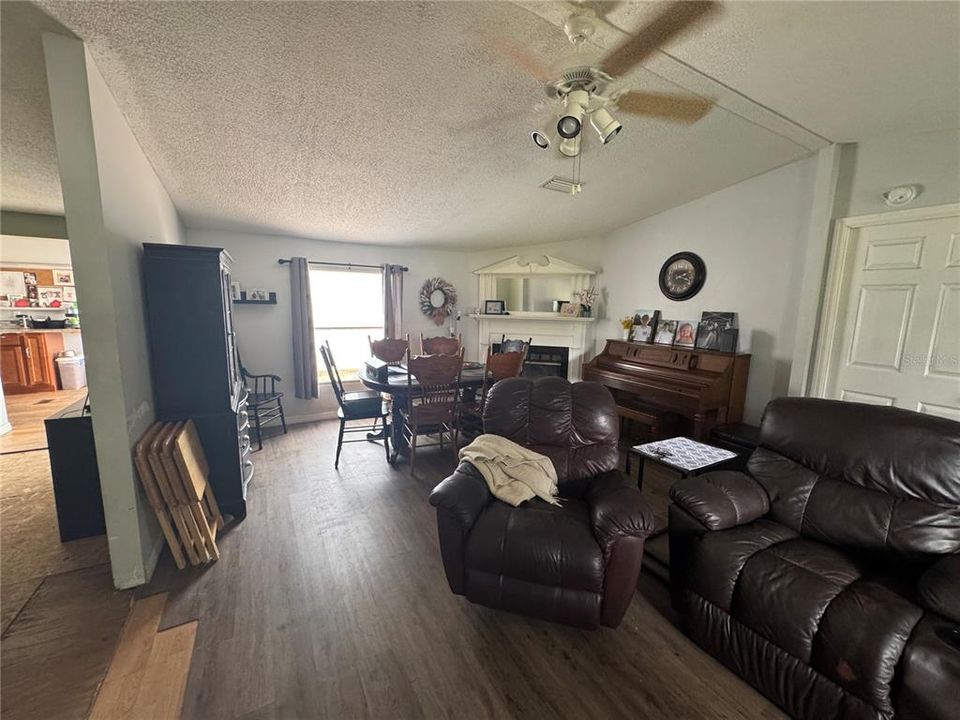 Active With Contract: $149,900 (4 beds, 2 baths, 1728 Square Feet)