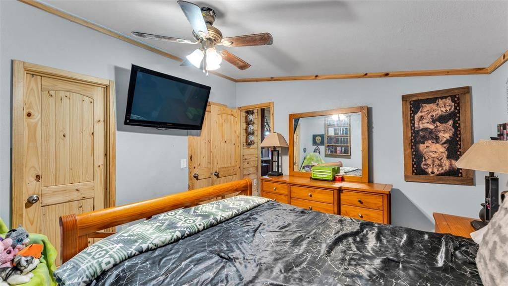 待售: $380,000 (5 贝兹, 3 浴室, 2400 平方英尺)