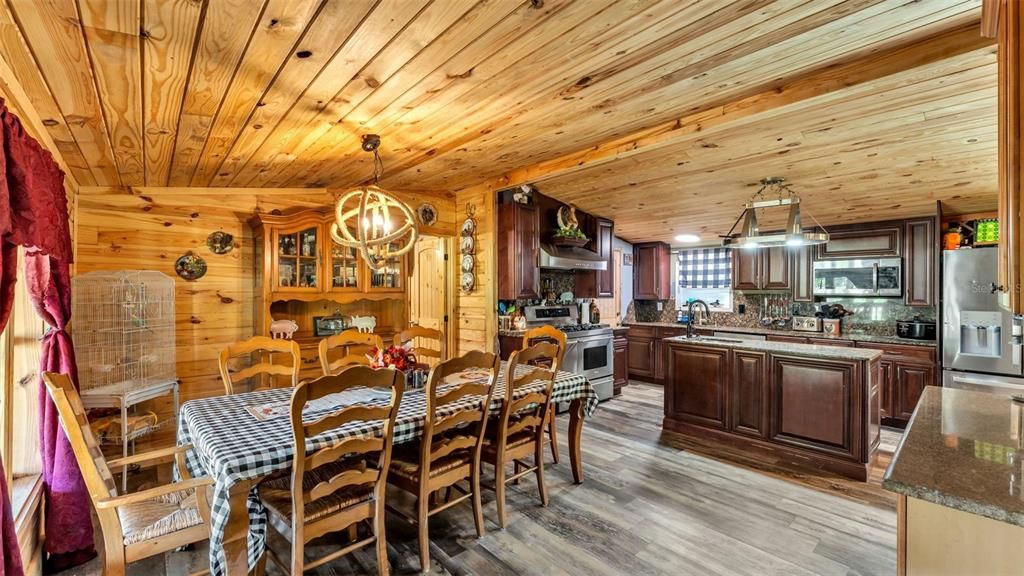 待售: $380,000 (5 贝兹, 3 浴室, 2400 平方英尺)