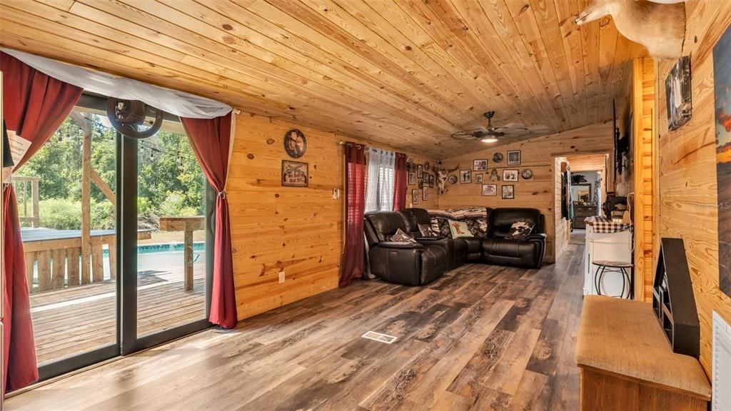 待售: $380,000 (5 贝兹, 3 浴室, 2400 平方英尺)