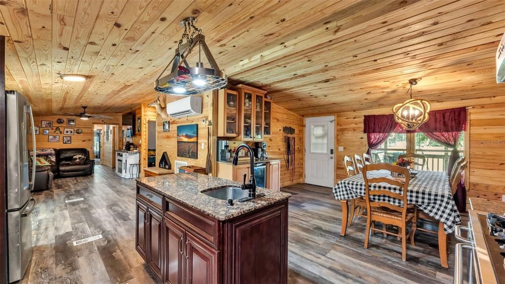 待售: $380,000 (5 贝兹, 3 浴室, 2400 平方英尺)