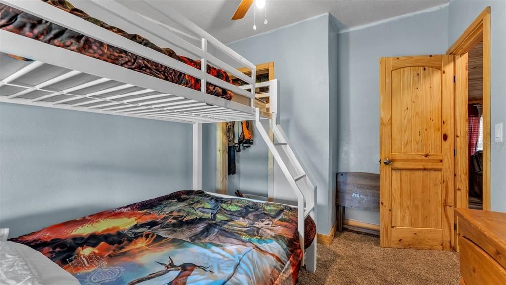 待售: $380,000 (5 贝兹, 3 浴室, 2400 平方英尺)