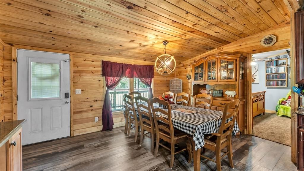 待售: $380,000 (5 贝兹, 3 浴室, 2400 平方英尺)