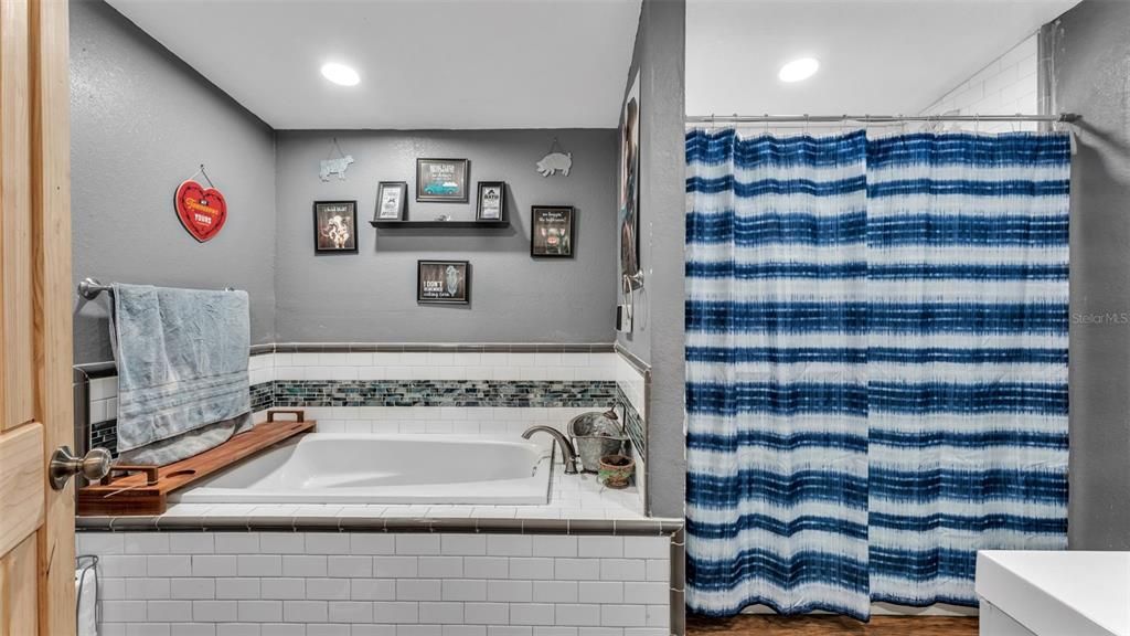 待售: $380,000 (5 贝兹, 3 浴室, 2400 平方英尺)